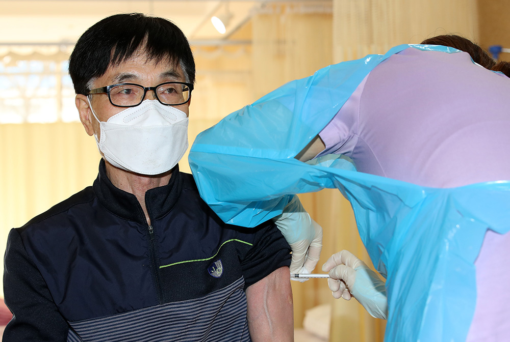 ▲65세 이상 요양병원 입원 환자와 종사자에 대한 예방접종이 시작된 23일 오전 경기도 부천시 가은병원에서 병원 종사자들이 아스트라제네카(AZ) 백신을 맞고 있다. (뉴시스)