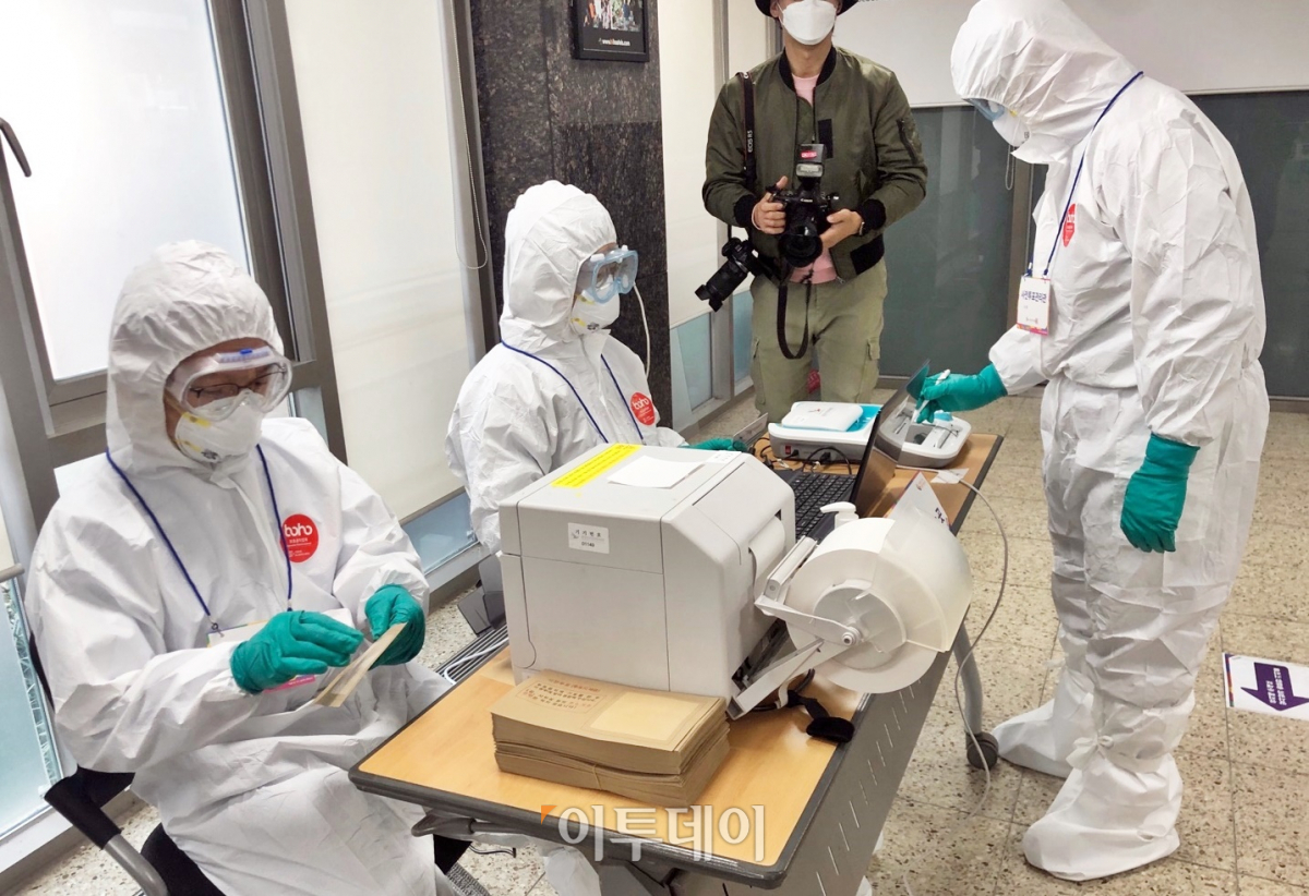 ▲남산유스호스텔에 설치한 '특별사전투표소'에서 23일 4·7 보궐선거 모의훈련이 진행되고 있다. (홍인석 기자 mystic@)