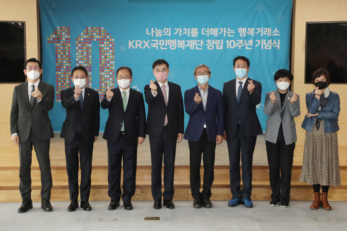 ▲KRX국민행복재단 창립 10주년 기념식에 참석한 주요내빈들이 기념촬영을 하고있다. (왼쪽부터) 안희배 동아대병원장, 김희곤 국민의힘 국회의원, 김석준 부산광역시 교육감, 손병두 한국거래소 이사장, 전재수 더불어민주당 국회의원, 박재범 부산시 남구청장, 안병선 부산시 복지건강국장, 박지영 동의대 사회복지학과 교수