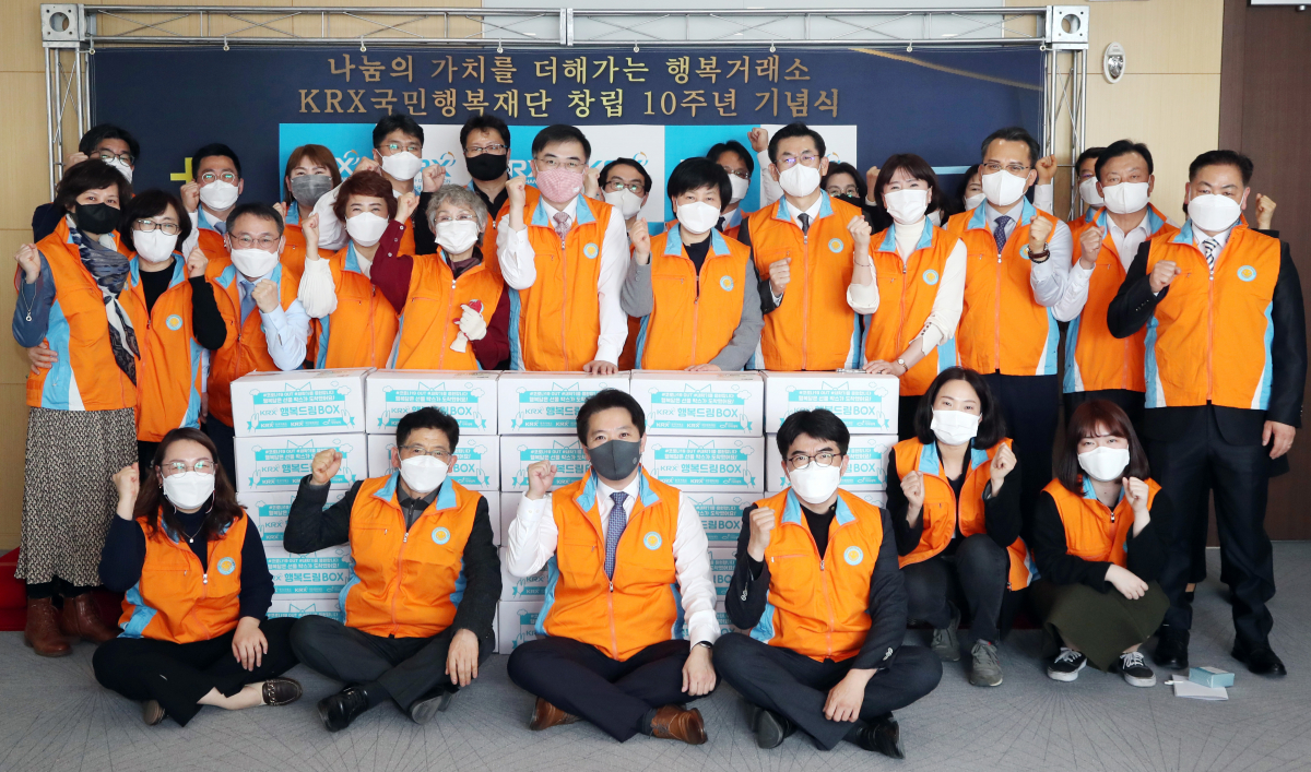 ▲코로나19 예방용품 및 학용품 키트 제작 봉사활동 후 손병두 한국거래소 이사장(둘째줄 왼쪽 여섯번째)과 봉사자들이 파이팅을 외치며 기념촬영을 하고있다.