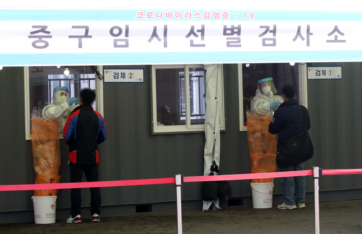 ▲국내에서 신종 코로나바이러스 감염증(코로나19) 백신 접종 후 이상반응이 의심돼 보건당국에 신고한 사례가 140여 건 더 늘어난 것으로 나타났다. 사진은 서울 중구 서울역광장에 마련된 코로나19 중구임시선별검사소에서 의료진이 검체 채취하는 모습. (뉴시스)