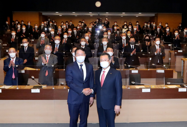 ▲24일 오전 서울 중구 대한상의회관에서 열린 대한상의 임시의원총회에서 최태원 SK그룹 회장(왼쪽)이 대한상의 신임 회장으로 선출됐다. (사진=대한상공회의소)