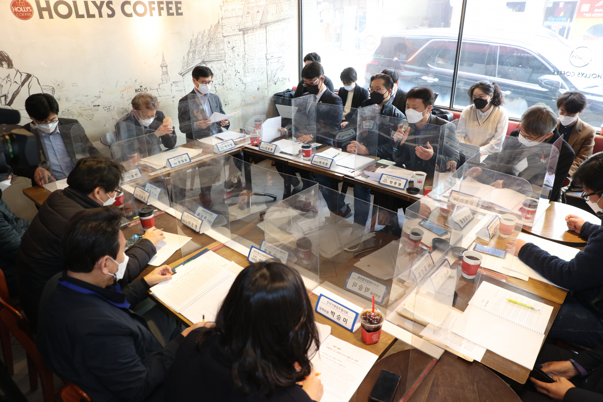 ▲24일 서울 강동구 할리스커피 굽은다리역점에서 권칠승 중소벤처기업부 장관과 전국가맹점주협의회 의장, 소속 단체장 및 가맹점주 등이 참석한 가운데 프랜차이즈업계 불공정거래 관련 간담회가 개최됐다.  (사진제공=중소벤처기업부)