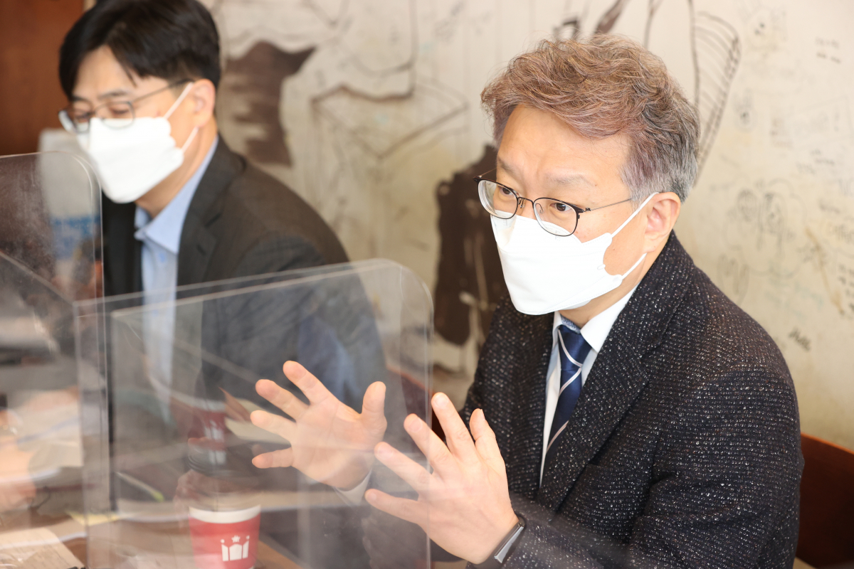 ▲24일 서울 강동구 할리스커피 굽은다리역점에서 개최된 프랜차이즈업계 불공정거래 관련 간담회에서 권칠승 중소벤처기업부 장관이 모두발언을 하고 있다. (사진제공=중소벤처기업부)