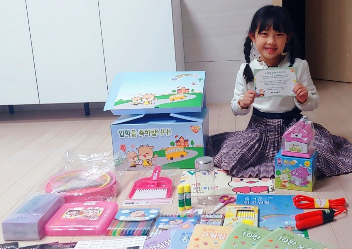 ▲LG디스플레이는 가족친화경영의 일환으로 초등학교에 입학하는 임직원 자녀들에게 초등학교에서 필요한 다양한 학용품들을 담은 입학 축하 세트를 선물하고 있다. 올해 초등학교에 입학하는 임직원 자녀가 선물을 받고 기뻐하는 모습. (사진제공=LG디스플레이)