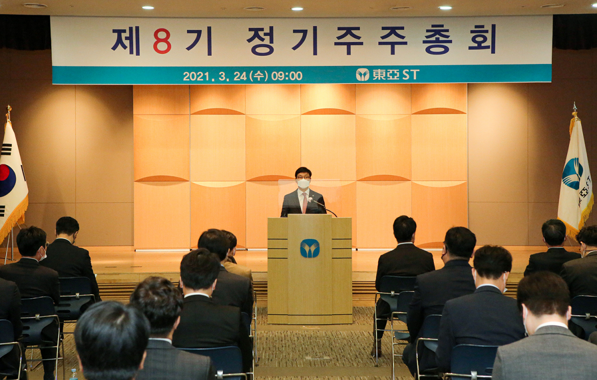 ▲24일 서울 동대문구 용두동 본사에서 열린 동아ST 제8기 정기주주총회에서 주주총회 의장인 엄대식 동아에스티 회장이 인사말을 하고 있다. (사진제공=동아에스티)