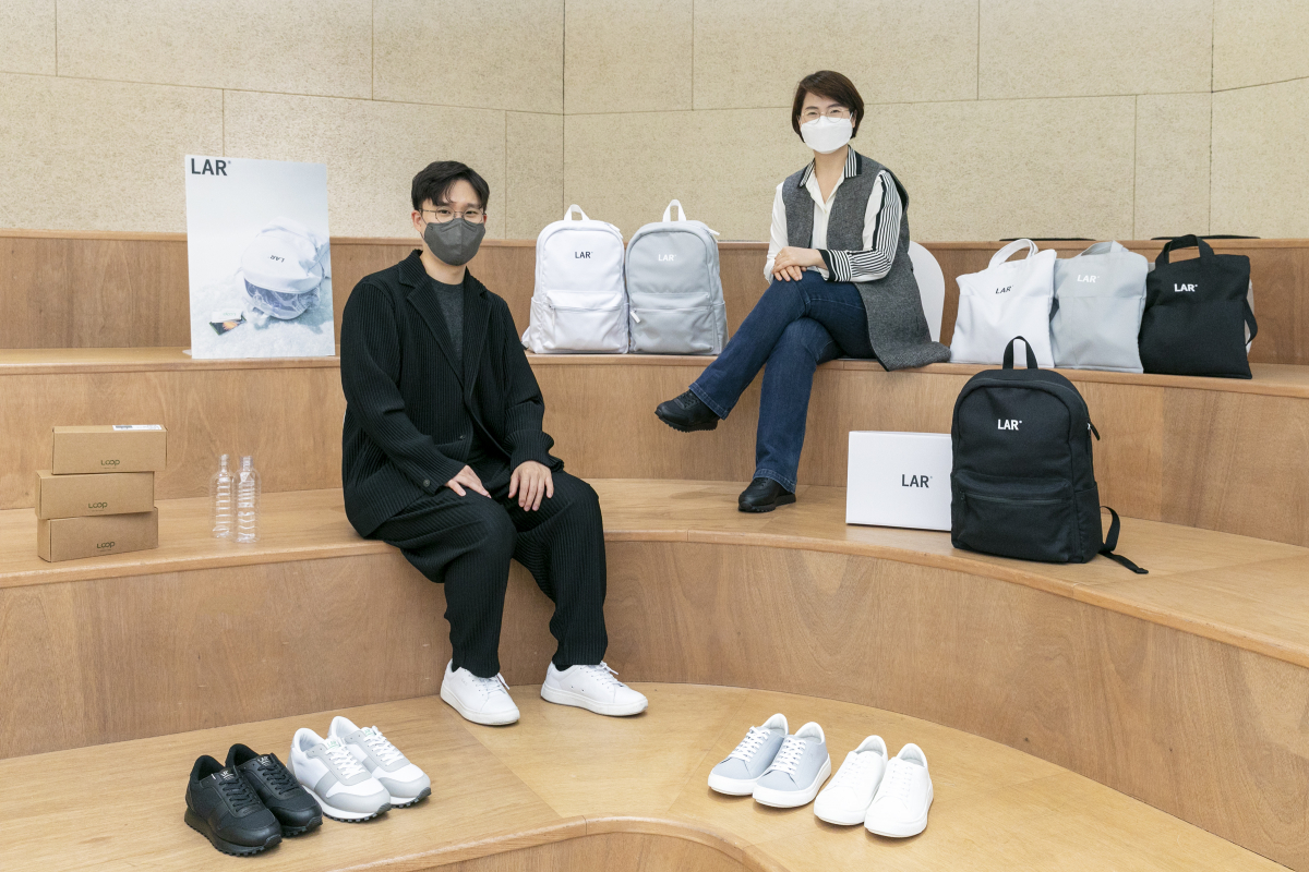 ▲이은애(오른쪽) 롯데케미칼 CSV팀 수석과 계효석 LAR 대표가 성수동에서 '프로젝트 루프(LOOP)' 제품들과 함께 사진을 찍고 있다. (사진제공=롯데케미칼)