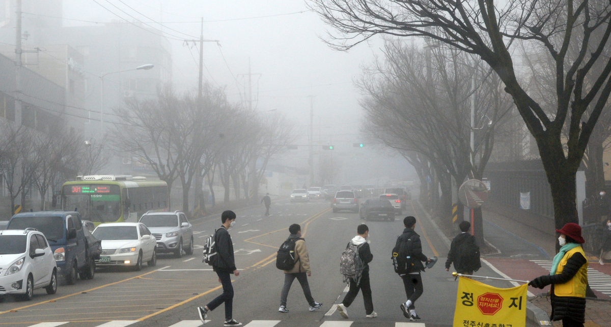 ▲전북 전주시 완산구 서원로가 앞이 보이지 않을 정도로 안개가 가득 차 있다. (뉴시스)