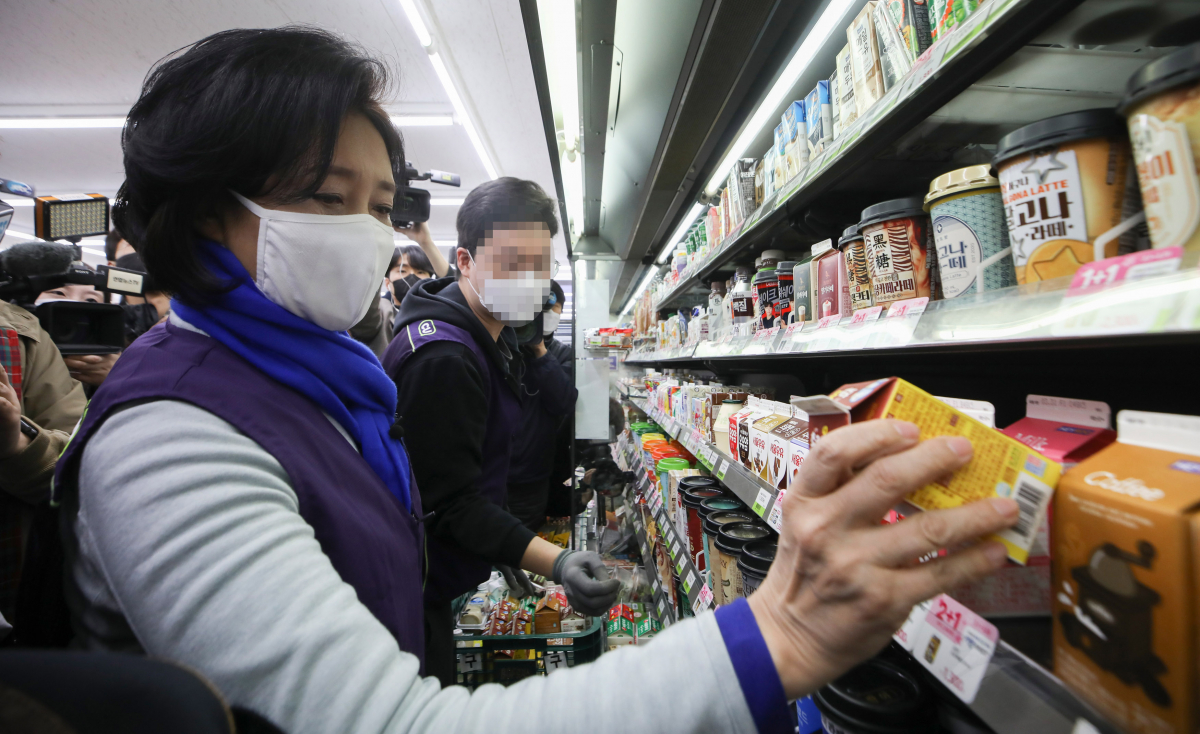 ▲박영선 더불어민주당 서울시장 후보가 공식 선거 운동이 시작된 25일 새벽 서울 마포구 CU 홍대센타점에서 아르바이트를 하고 있다. (국회사진기자단)