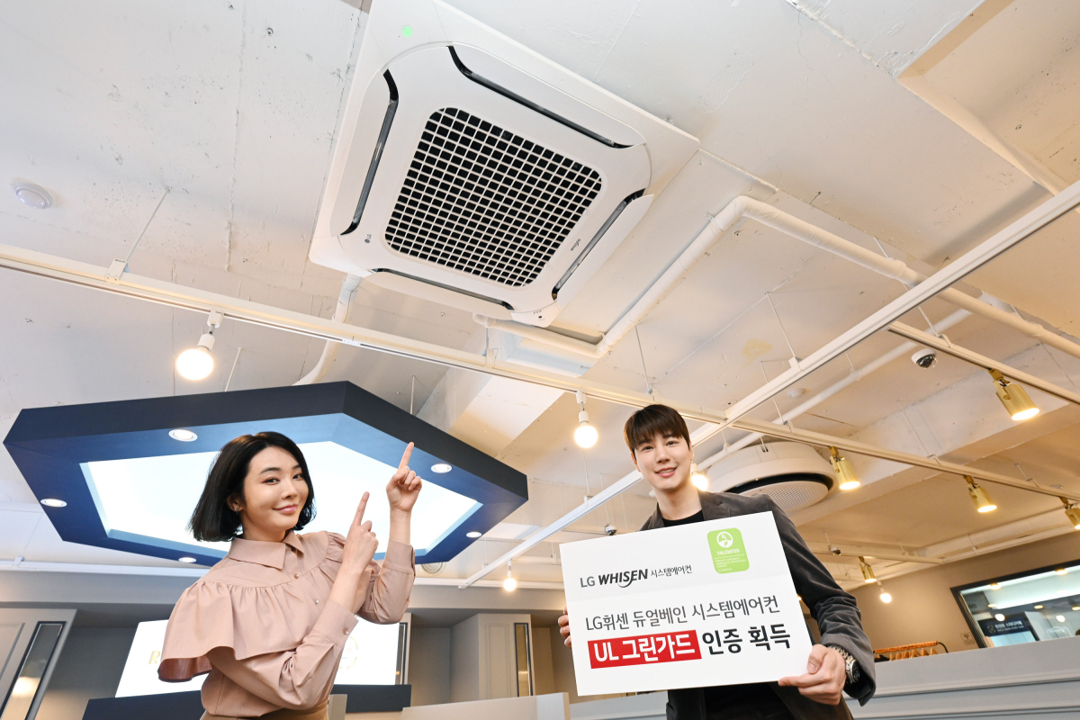 ▲모델이 서울 남가좌동에 위치한 런앤런스터디카페에 설치된 LG 휘센 듀얼베인 시스템 에어컨을 소개하고 있다. 이 제품은 업계 최초로 글로벌 안전인증기관인 UL(Underwriters Laboratories)의 실내공기질 안전성 인증인 '그린가드(GREENGUARD)' 인증을 받았다. (사진제공=LG전자)