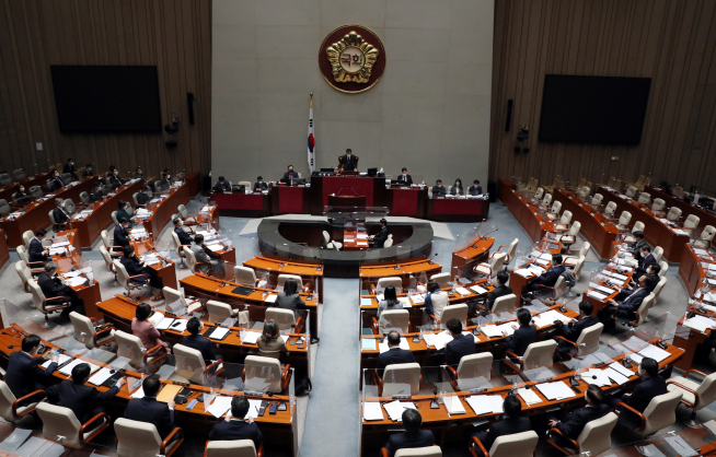 ▲정성호 국회 예산결산특별위원회 위원장이 25일 오전 국회 예결위 전체회의에서 4차 재난지원금 지급을 위한 15조 원 규모의 추가경정예산안을 통과시키고 있다.  (연합뉴스)