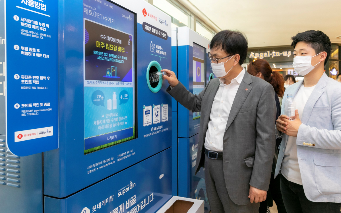 ▲김교현(왼쪽) 롯데케미칼 대표이사가 서울 잠실 롯데월드타워에서 ‘폐플라스틱 수거 캠페인’에 참여하고 있다. (사진제공=롯데케미칼)