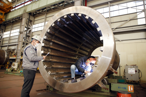 ▲두산중공업 직원이 미국 TMI 원자력발전소용 캐스크를 제작 및 공정하는 모습.  (사진제공=두산중공업)