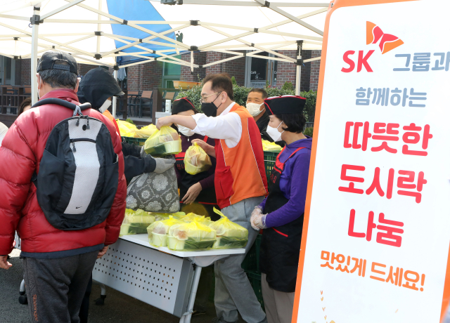 ▲24일 경기 성남 ‘안나의 집’에서 윤병석 SK가스 대표와 임직원들이 봉사활동을 하고 있다. (사진=SK가스)