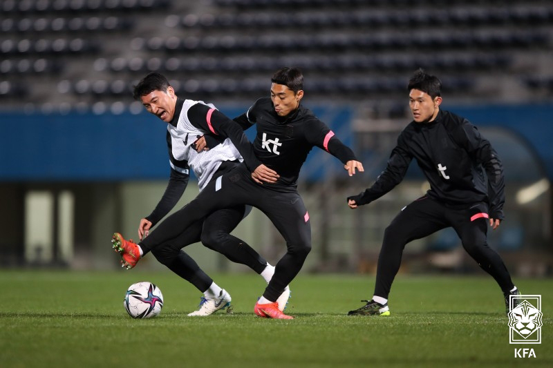 ▲한·일전을 이틀 앞두고 3월 23일 일본 요코하마 닛빠스 미츠자와 스타디움에서 정우영, 이동준이 훈련하고 있다. (사진제공=대한축구협회)