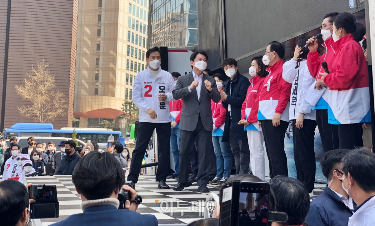 ▲국민의힘 오세훈 후보와 안철수 국민의당 대표가 연단에 함께 올라 시민과 소통하고 있다. (홍인석 기자 mystic@)