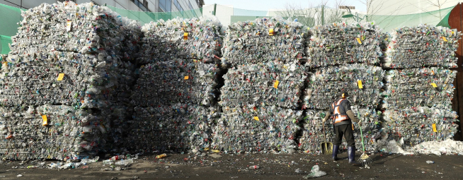 ▲서울 송파구 자원순환공원에 재활용될 플라스틱이 쌓여 있다. (뉴시스)