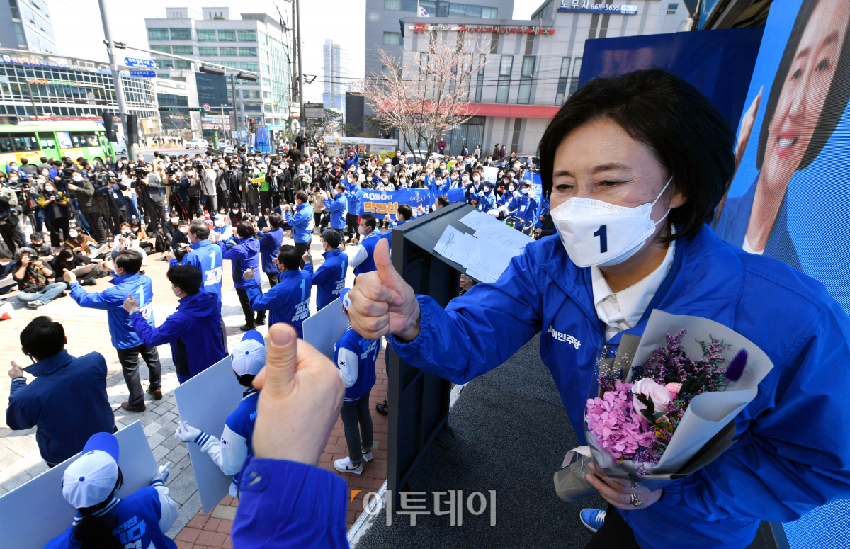 ▲더불어민주당 박영선 서울시장 후보는 25일 고3 수험생들에 대한 코로나19 백신 우선접종을 정부에 공식 건의하겠다고 말했다. (이투데이)