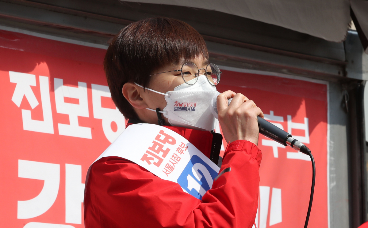 ▲송명숙 진보당 후보가 25일 오전 서울 세종로사거리에서 시민들에게 지지를 호소하고 있다. (뉴시스)