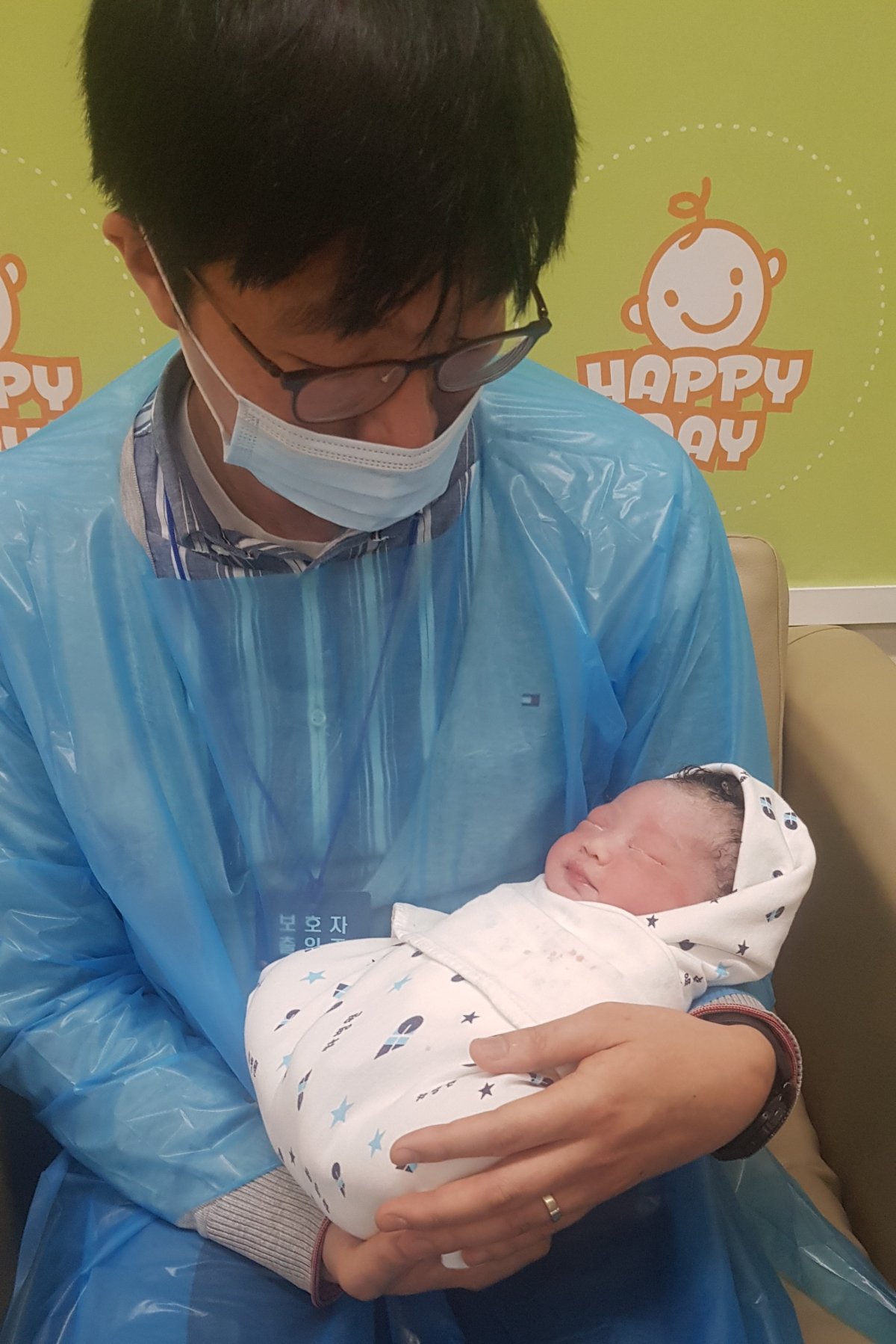 ▲'아빠휴가' 1호 사용자인 유홍재 한화건설 차장이 아기를 안고 있다. (사진제공=한화그룹)