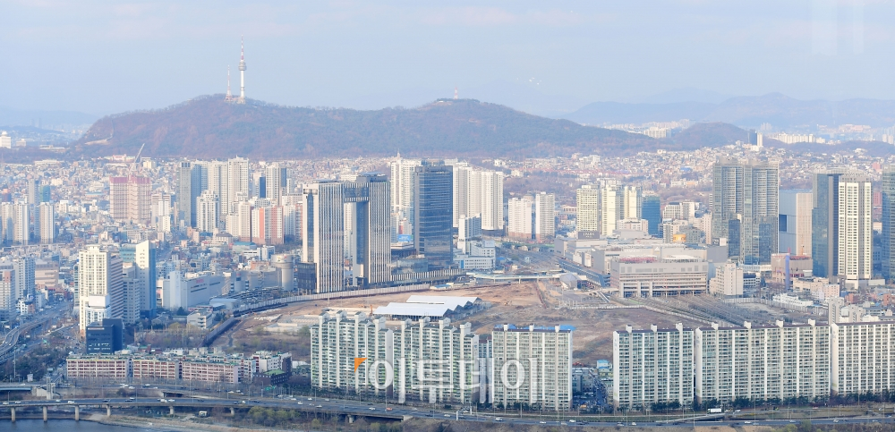 ▲올해 공동주택 공시가격이 전국적으로 평균 19% 넘게 급등하자 세 부담이 늘어날 것을 우려한 주택 소유자들의 반발이 확산하고 있다. 사진은 여의도 63빌딩에서 바라본 서울시내 아파트 단지들 모습. 고이란 기자 photoeran@ (이투데이DB)