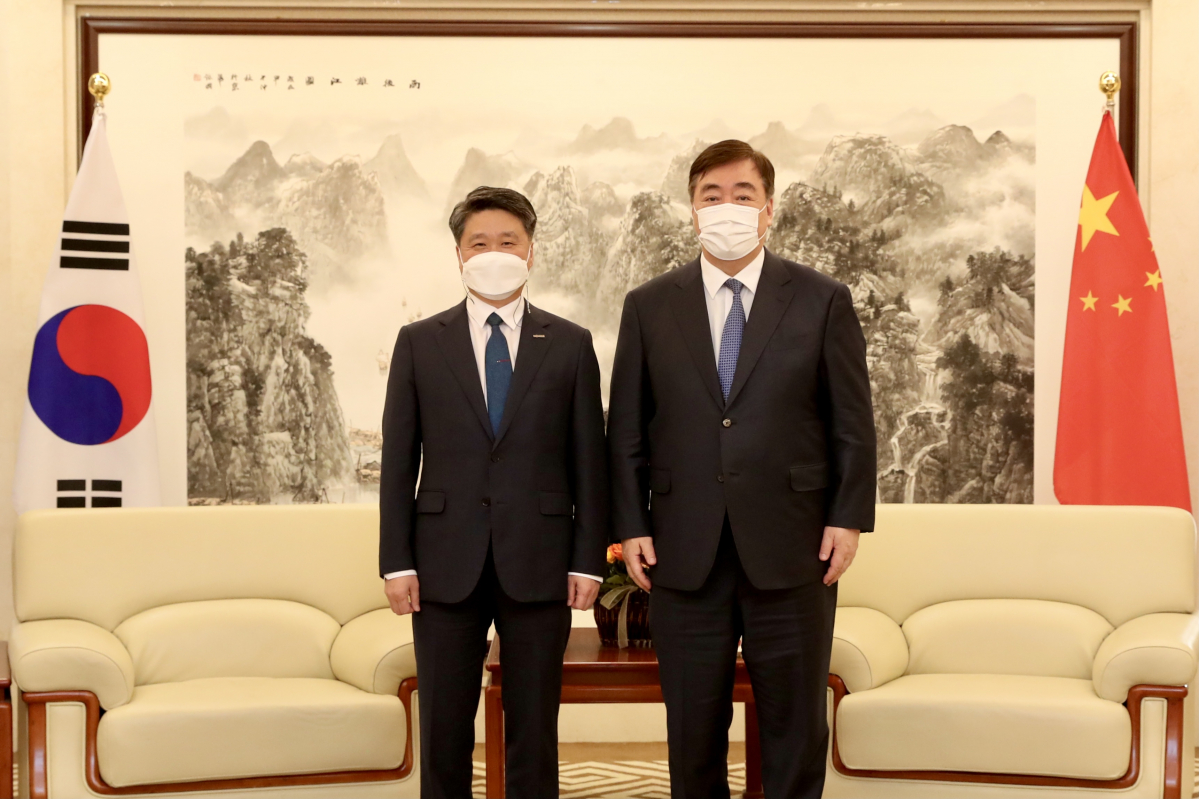 ▲김학도 중소벤처기업진흥공단 이사장(왼쪽)과 싱하이밍 주한 중국대사가 25일 만나 기념 촬영을 하고 있다. (사진제공=중소벤처기업진흥공단)