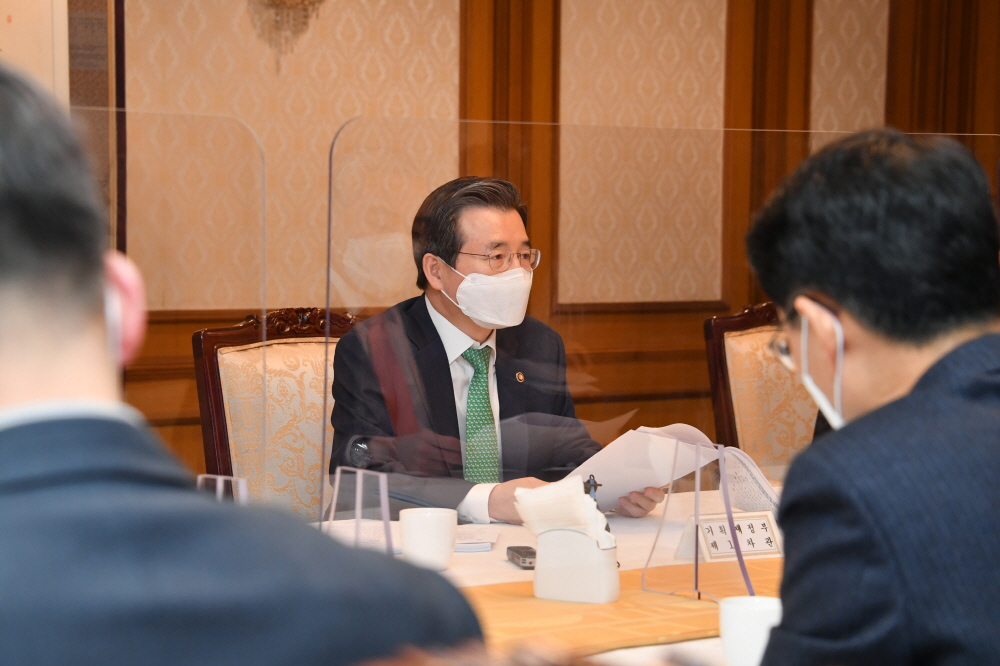 ▲김용범 기획재정부 1차관이 3월 26일 서울 광화문 정부서울청사에서 열린 '제11차 혁신성장 전략점검회의 겸 정책점검회의 겸 한국판뉴딜 점검 TF 겸 제7차 물가관계차관회의'를 주재, 모두발언을 하고 있다. (사진제공=기획재정부)