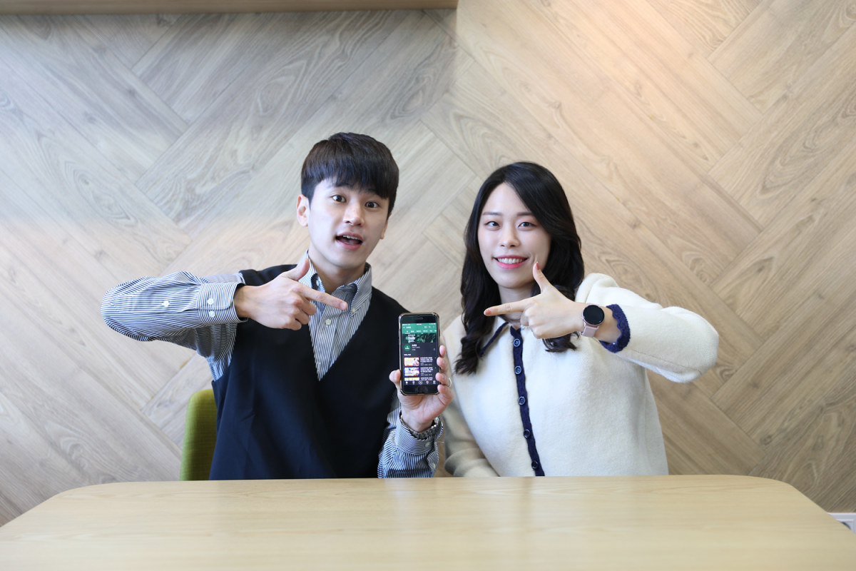 ▲한국야쿠르트 유튜브 채널 '야인마TV' 출연자 이상현씨, 김나현씨(왼쪽부터) (한국야쿠르트)