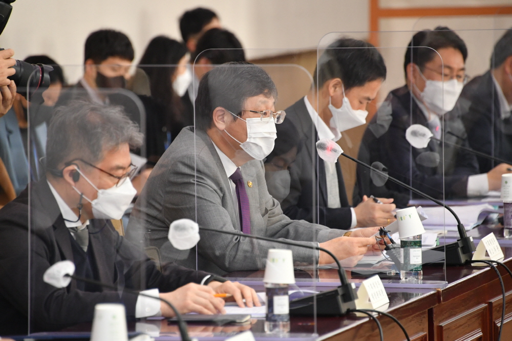 ▲안일환 기획재정부 2차관이 3월 26일 서울 광화문 정부서울청사에서 열린 '긴급 재정관리점검회의'를 주재, 모두발언을 하고 있다. (사진제공=기획재정부)