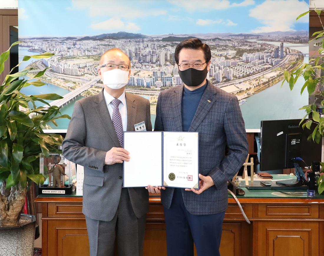 ▲25일 서울 용산구청에서 깨끗한나라 최병민 회장(왼쪽)이 유공납세자 표창을 수상하고 성장현 용산구청창(오른쪽)과 기념 촬영을 하고 있다.  (사진제공=깨끗한나라)