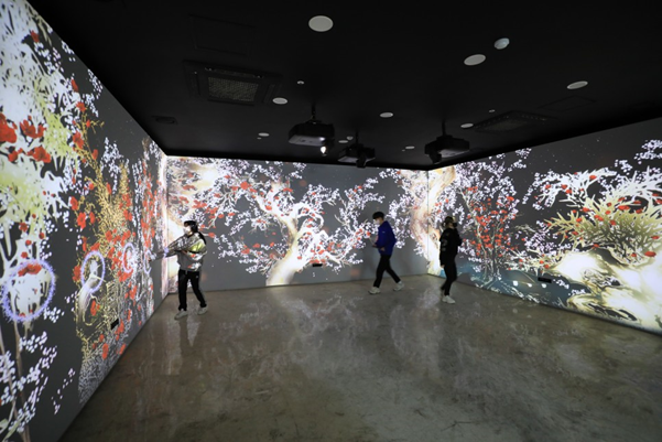 ▲뉴미디어콘텐츠 개발 스타트업 ‘뉴작(대표 정해현)’이 최근 ‘우봉 조희룡 미술관’에서 ‘XR(확장현실) 미디어 아트 전시’를 재개관했다. 사진은 재개관후 관람 모습이다. (사진제공=뉴작)