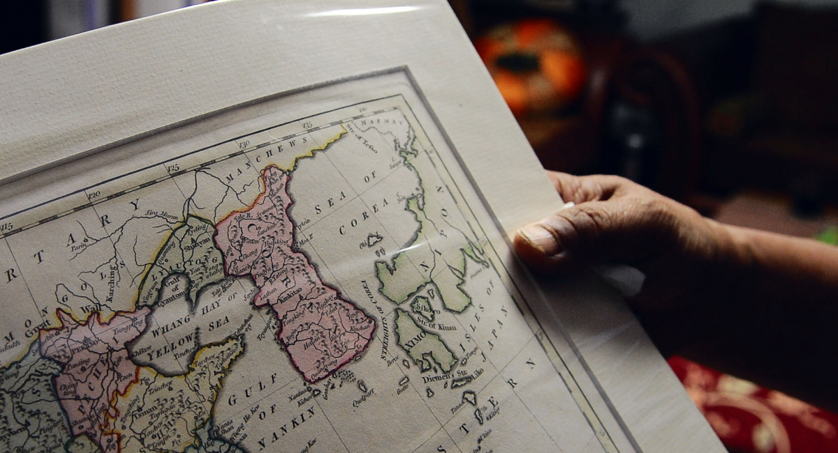 ▲동해-일본해 표기는 한국과 일본 정부 사이의 오랜 갈등 중 하나다. 미국 정부는 미국 지명위원회의 결정에 따라 동해를 일본해라고 부르고 있다. 
사진은 김원웅 광복회 회장이 국회의원 시절 업무 차 방문한 해외 고서점에서 구한 고지도. (뉴시스)