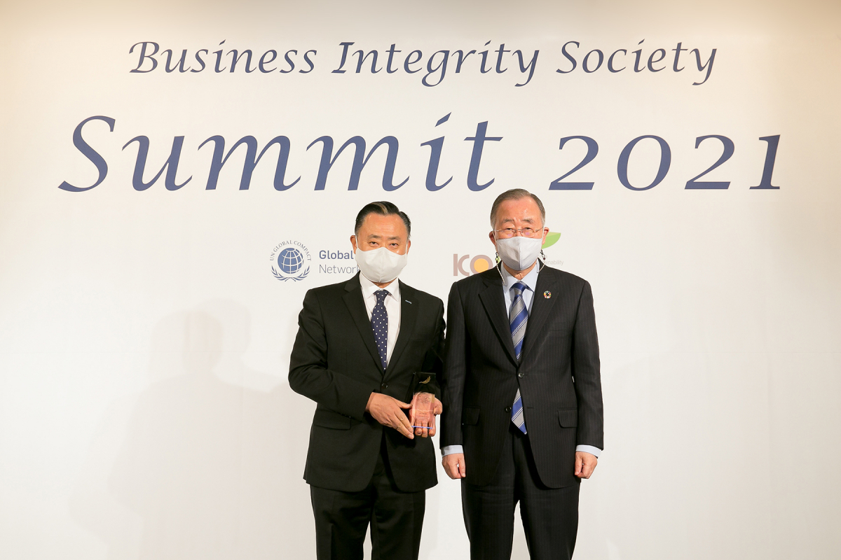 ▲26일 서울 포시즌스호텔에서 개최된 시상식에서 이해선 코웨이 대표이사(왼쪽)와 반기문 제8대 UN사무총장 겸 UNGC 한국협회 명예회장(오른쪽)이 상패 수상 후 사진 촬영을 하고 있다. (사진제공=코웨이)