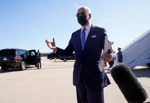 ▲조 바이든 미국 대통령이 26일(현지시간) 델라웨어주 뉴캐슬 공항에 도착해 취재진 질문에 답하고 있다. 델라웨어/로이터연합뉴스
