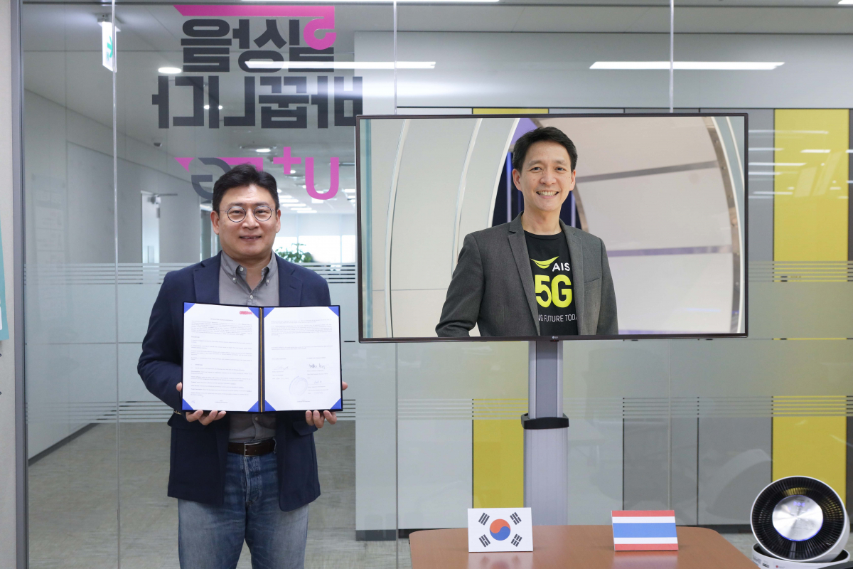 ▲최윤호 LG유플러스 XR서비스사업담당(상무)가 태국 AIS 프라따나 릴라파낭 소비자사업최고책임자와 화상회의에서 5G 수출계약을 체결하고 있는 모습이다. (사진제공=LG유플러스)