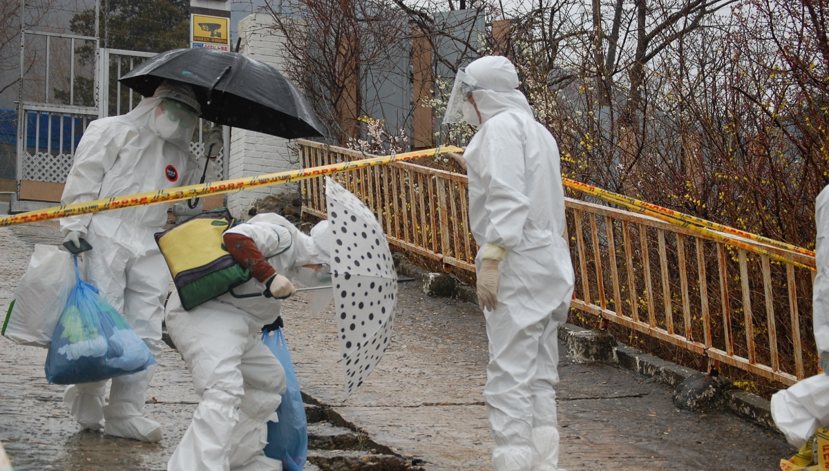 ▲27일 오후 2시께 인천 강화군 길상면의 한 선택분교에서 발생한 코로나19 집단감염사태와 관련 분교에서 문을 잠근 채 방역 당국에 협조하지 않고 있던 확진자 4명이 방호복을 입은 채 걸어나오고 있다. 이들은 인천생활치료센터로 이송돼 치료를 받을 예정이다. (뉴시스)