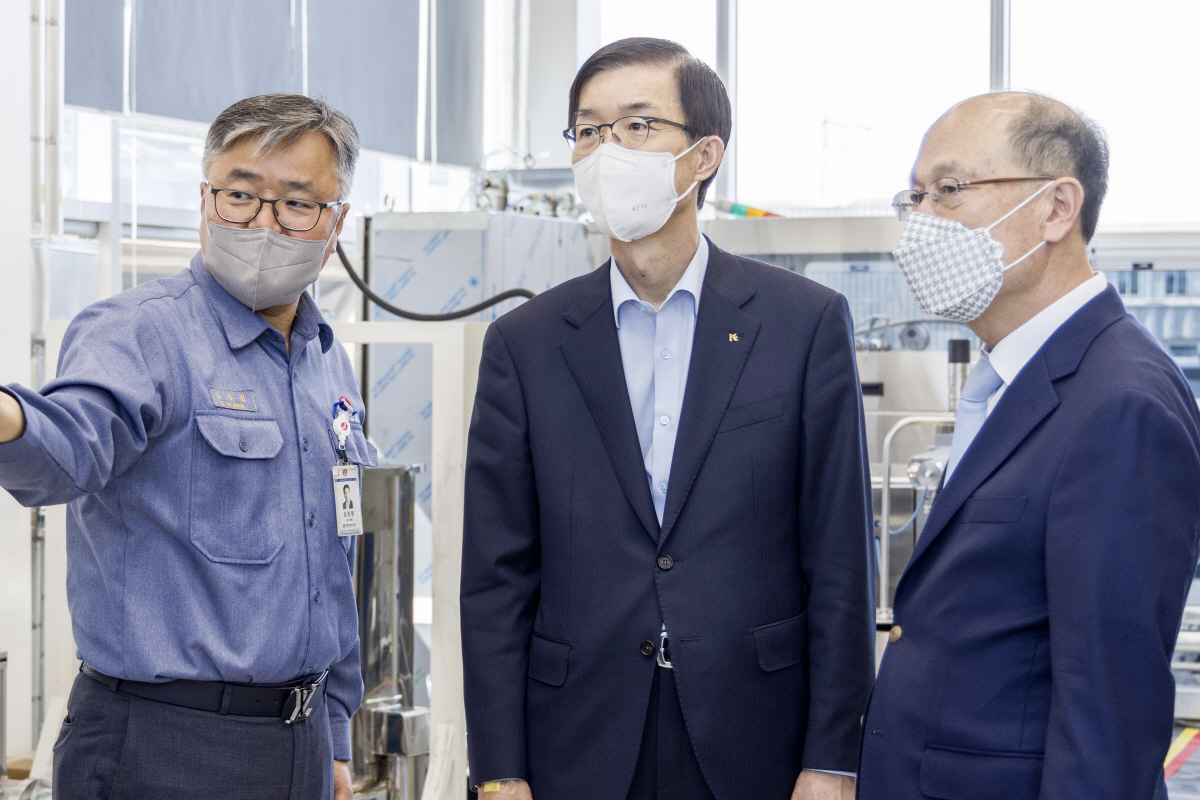 ▲방문규 수출입은행장(사진 가운데)과 이용구 여수 상공회의소 회장(오른쪽)이 26일 전남 여수 재원산업을 방문해 연구시설과 생산설비를 견학한 뒤 심성원 재원산업 대표이사(왼쪽)으로부터 설명을 듣고 있다. (사진제공 수출입은행)