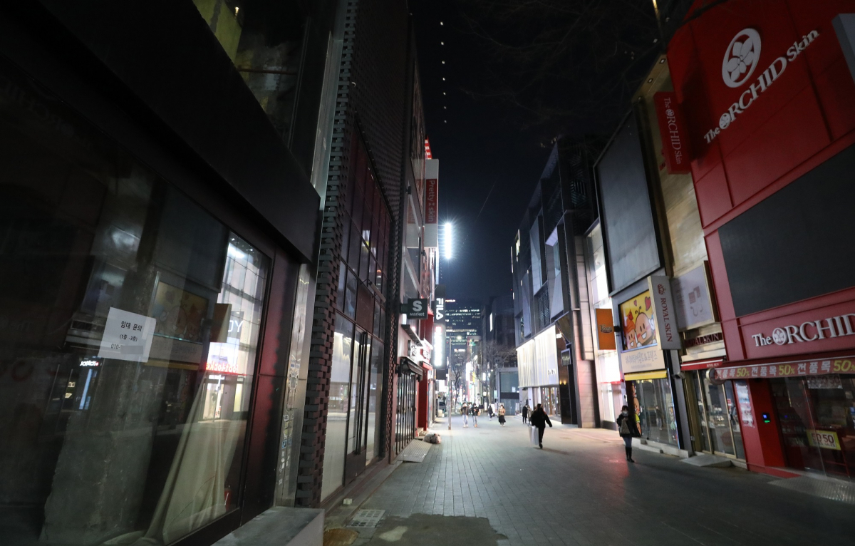 ▲9일 오후 서울 중구 명동에서 폐업 등으로 영업을 하지 않아 대부분 불꺼진 상점 거리가 황량한 모습을 보이고 있다. (뉴시스)