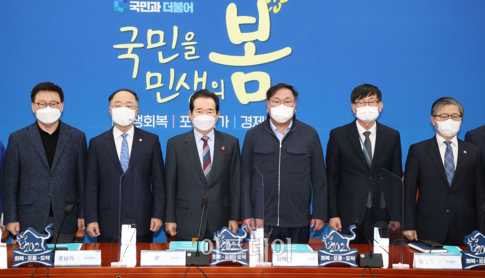 ▲정세균 국무총리와 김태년 더불어민주당 당대표 직무대행을 비롯한 참석자들이 28일 서울 여의도 국회에서 열린 부동산 투기근절 및 재발방지대책을 위한 고위당정협의회에서 기념촬영을 하고 있다. 왼쪽부터 박광온 사무총장, 홍남기 경제부총리 겸 기획재정부 장관, 정 총리, 김 당대표 직무대행, 김상조 청와대 정책실장, 변창흠 국토교통부 장관. (신태현 기자 holjjak@)