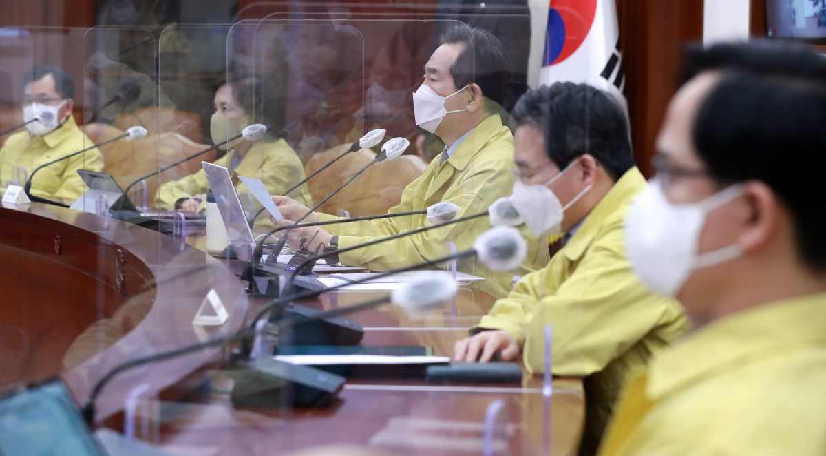 ▲정세균 국무총리가 28일 오후 서울 종로구 정부서울청사 영상회의실에서 열린 코로나19 대응 중앙재난안전대책본부(중대본) 회의에 참석해 발언을 하고 있다. (뉴시스)