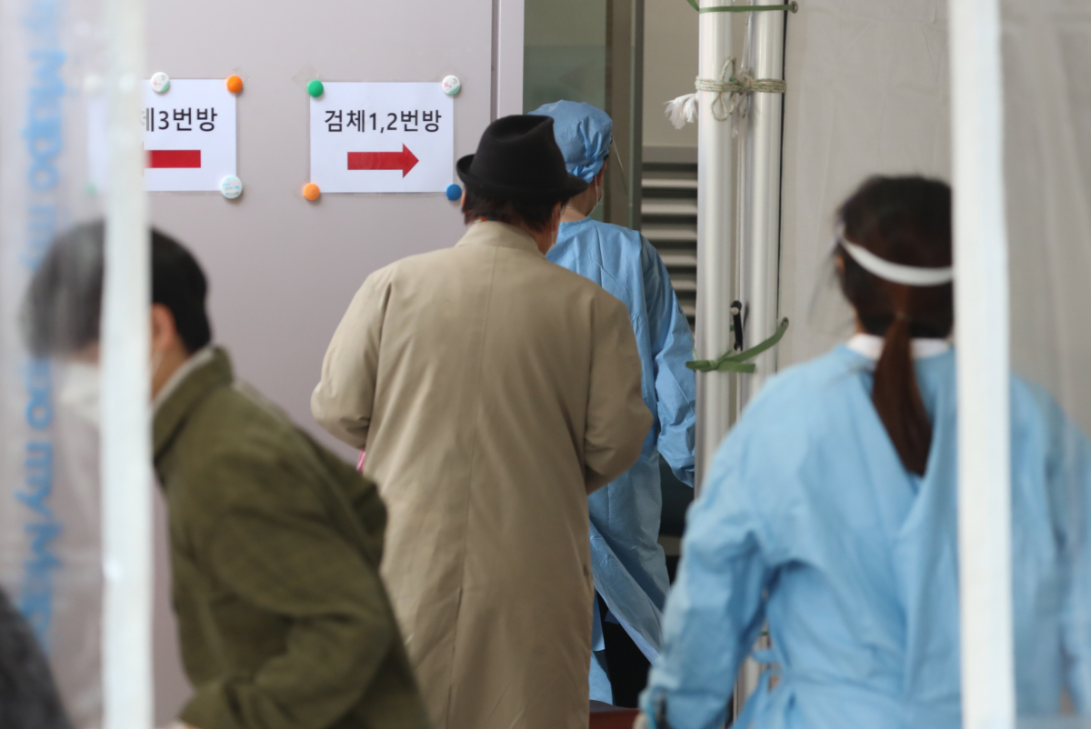 ▲서울 마포보건소 선별진료소에서 직원들이 검사 업무를 하고 있다.  (뉴시스)