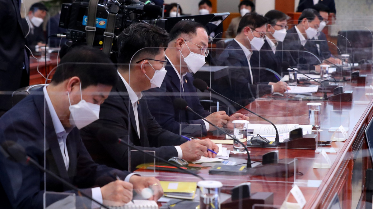 ▲홍남기 경제부총리 겸 기획재정부 장관을 비롯한 참석자들이 29일 오후 청와대 본관에서 열린 부동산 부패 청산 제7차 공정사회 반부패정책협의회에 참석해 문재인 대통령의 발언을 듣고 있다. (뉴시스)