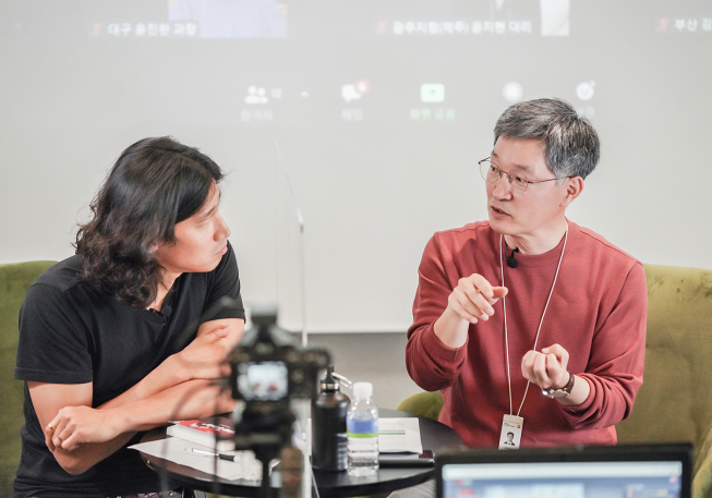 ▲최원석 BC카드 사장(오른쪽)이 SNS를 통해 공유된 직원들의 질문에 답하고 있다.  (사진제공=BC카드)