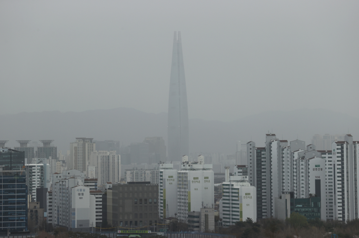 ▲서울 전역에 황사 경보가 내려진 29일 서울 성동구 응봉산에서 바라본 송파구 롯데월드타워 주변으로 미세먼지가 드리워져 있다. (연합뉴스)