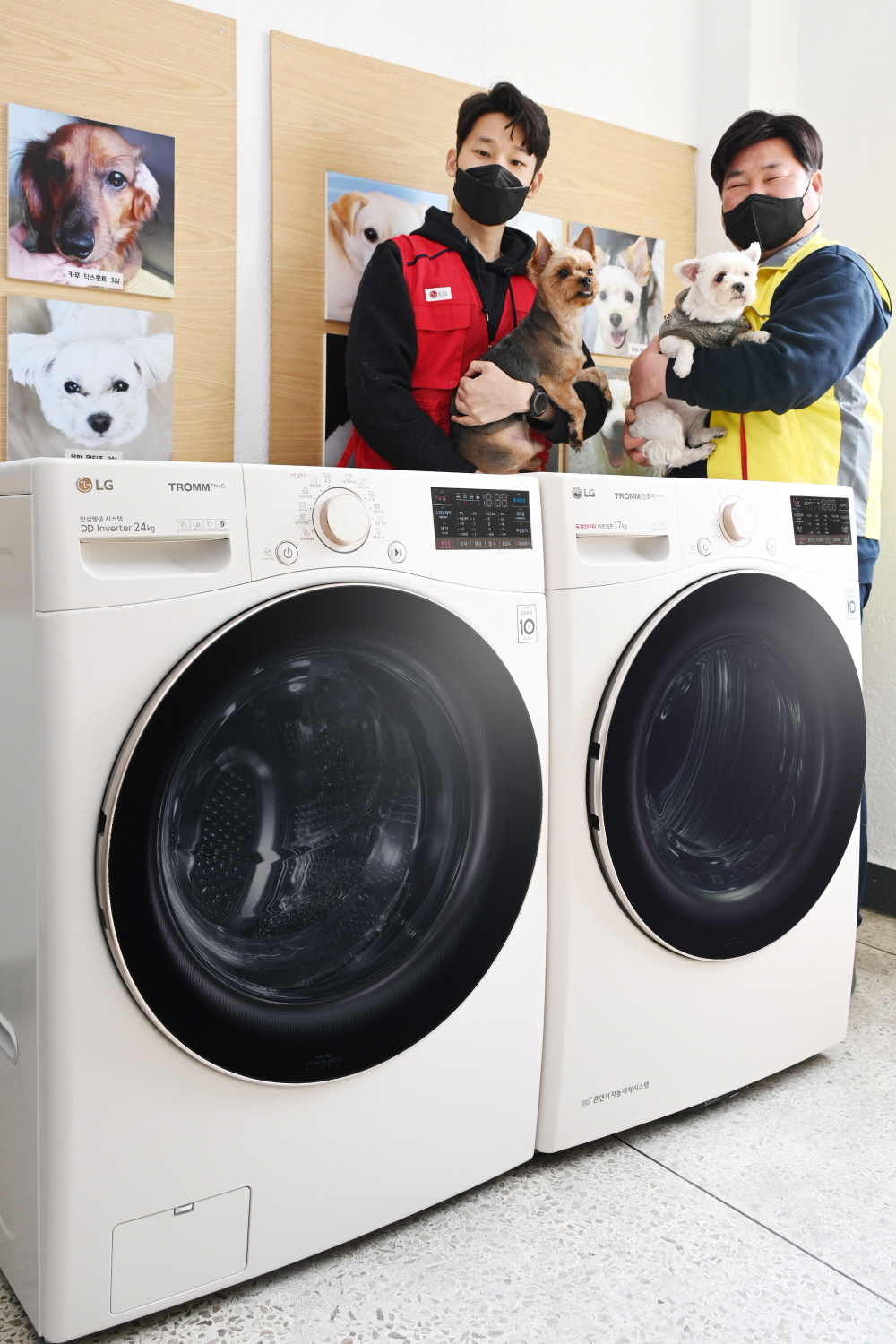 ▲LG전자가 반려동물을 보호하는 유기동물보호시설에 펫케어 기능 갖춘 트롬 세탁기와 건조기를 기부했다. LG전자 임직원 봉사단(사진 오른쪽)이 30일 서울시 강서구 소재 유기동물보호시설인 '팅커벨 프로젝트'에 방문해 펫케어 기능 갖춘 세탁기·건조기 패키지 전달했다. 사진 왼쪽부터 ‘LG 트롬 세탁기 스팀 펫’과 ‘LG 트롬 건조기 스팀 펫’. (사진제공=LG전자)