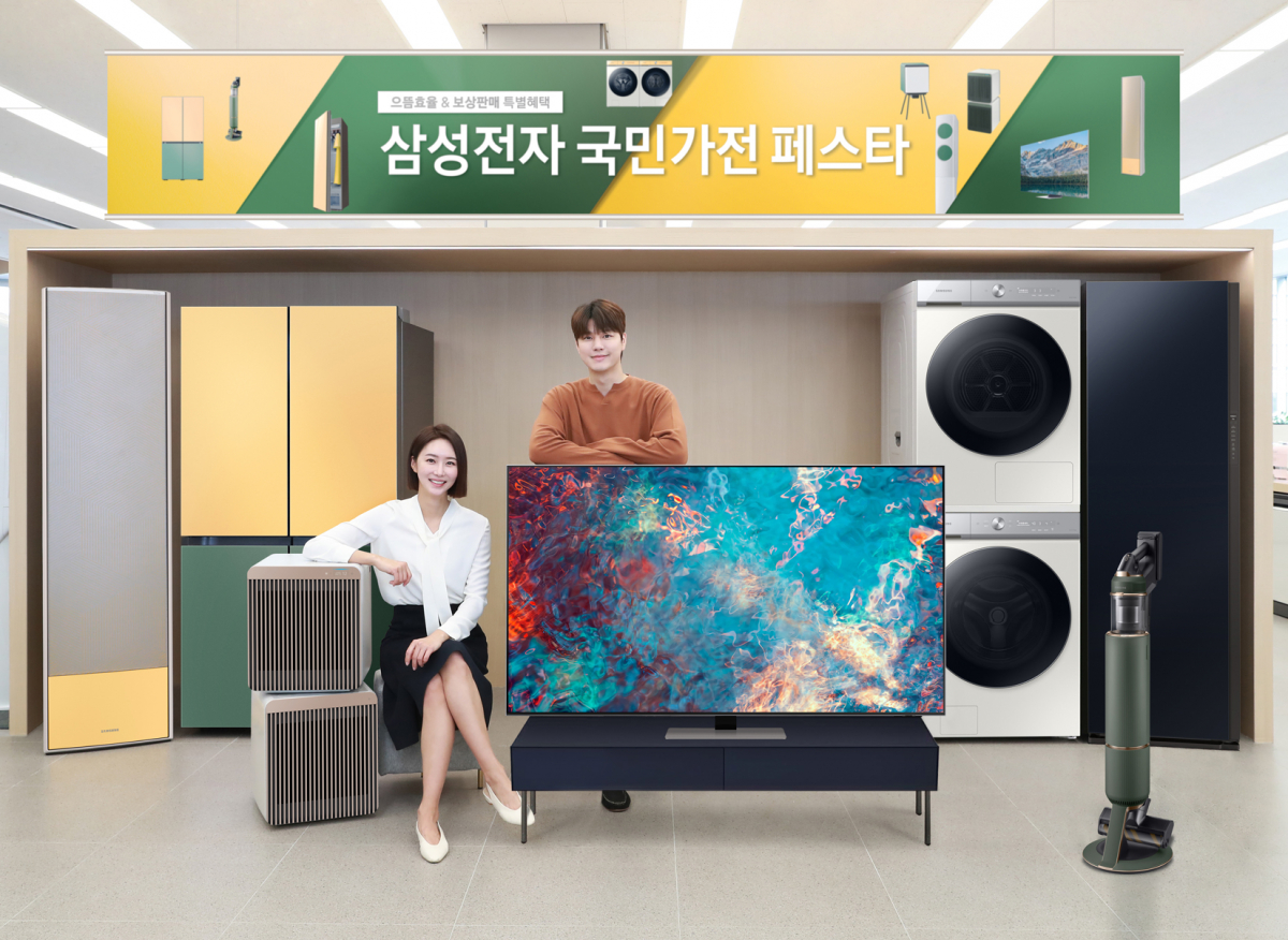 ▲삼성전자 모델이 삼성디지털프라자 서초본점에서 4월 1일부터 6월 30일까지 개최되는 '삼성전자 국민가전 페스타' 행사를 소개하고 있다. (사진제공=삼성전자)