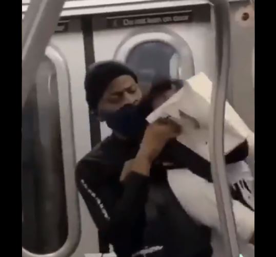 ▲미국 뉴욕의 지하철 차량 안에서 한 흑인 남성이 아시아인으로 보이는 남성을 무차별적으로 폭행하는 영상이 29일 SNS를 통해 빠른 속도로 확산하고 있다. (사진출처=트위터 캡처)