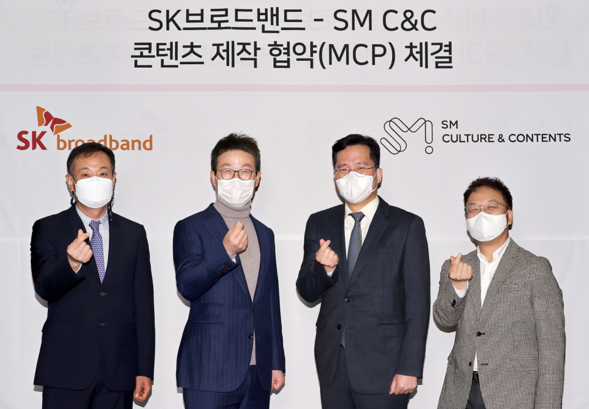▲SM C&C 김동준(왼쪽부터) 대표, SK 브로드밴드 최진환 대표, SM C&C 남궁철 대표, SK 브로드밴드 김혁 미디어플랫폼본부장이 기념촬영을 하고 있다. (사진제공=SK브로드밴드)