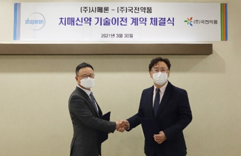 ▲성승용 샤페론 대표(오른쪽)과 홍종호 국전약품 대표가 치매신약 기술이전 계약 체결 후 기념촬영을 하고 있다.

  (사진제공=샤페론)