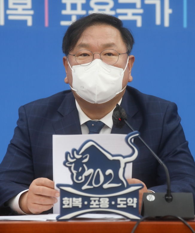 ▲더불어민주당 김태년 원내대표가 30일 서울 여의도 국회에서 열린 원내대책회의에서 발언하고 있다.   (연합뉴스)